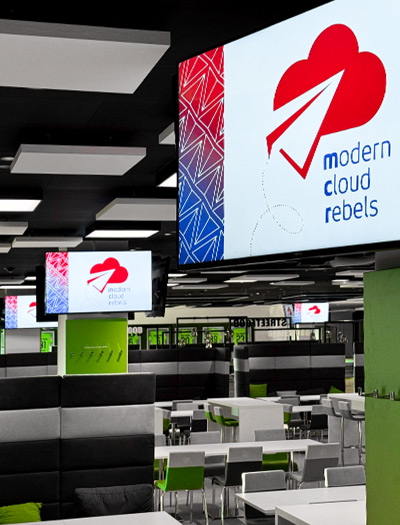 Event in Wolfsburg: Logo der modern cloud rebels auf TV Screens